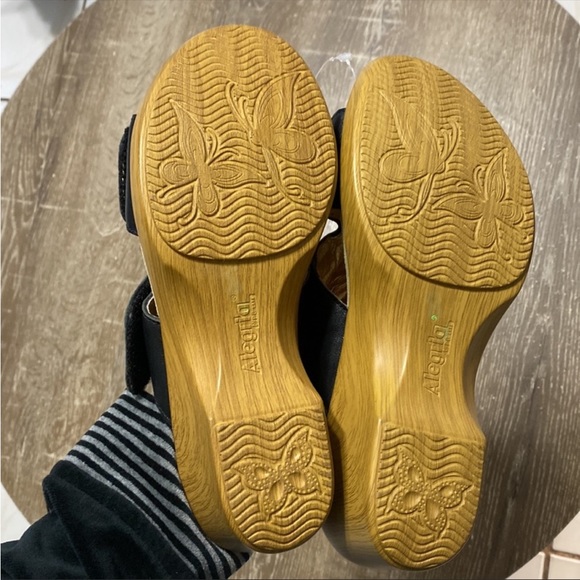 Alegria Embroidered Leather Slip-on Wedge Sandals Size 9 NWOT - Picture 6 of 8